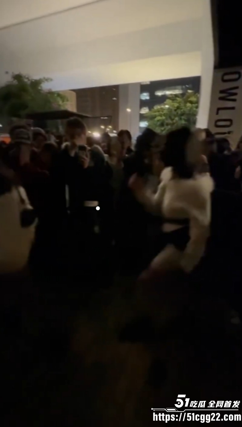 香港地铁口精神小妹霸凌事件06 香港地铁口精神小妹霸凌事件06