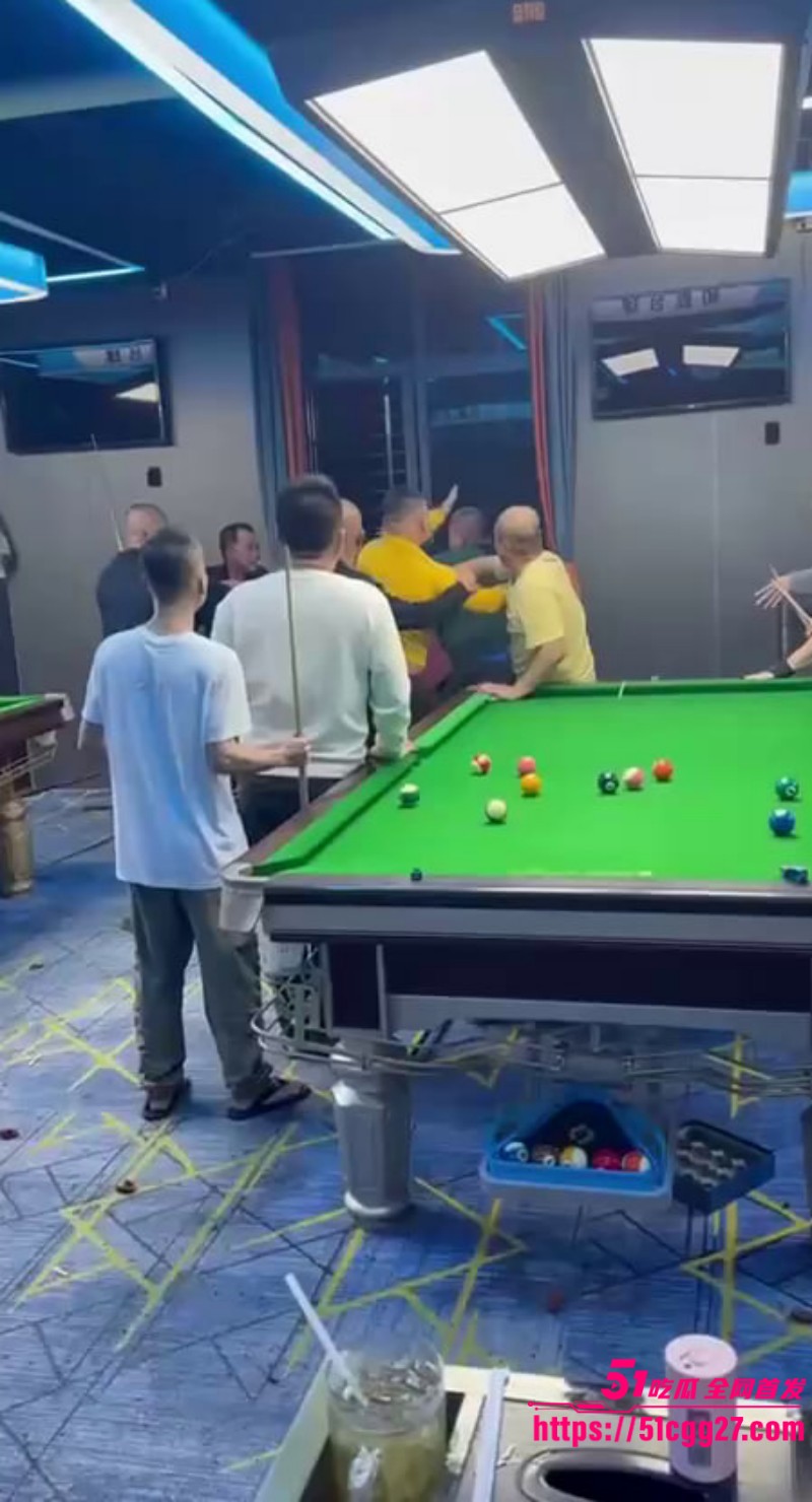 海南琼海某乡镇台球厅打架视频流出 十几名大汉互殴现场乱作一团 场景猛烈堪比古惑仔 3 海南琼海某乡镇台球厅打架视频流出 十几名大汉互殴现场乱作一团 场景猛烈堪比古惑仔 3