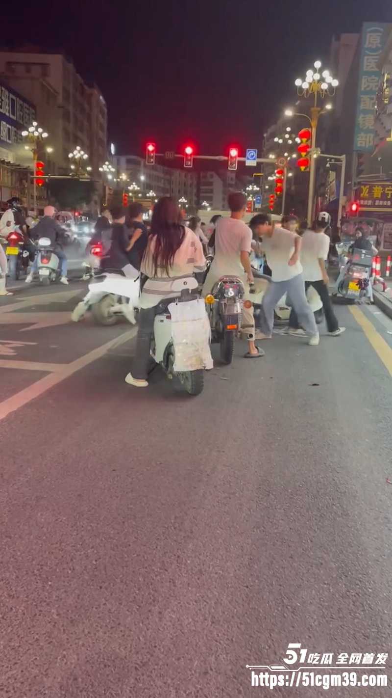 广东潮汕 精神小伙街头纠纷 持刀狂砸摩托车 9 广东潮汕 精神小伙街头纠纷 持刀狂砸摩托车 9