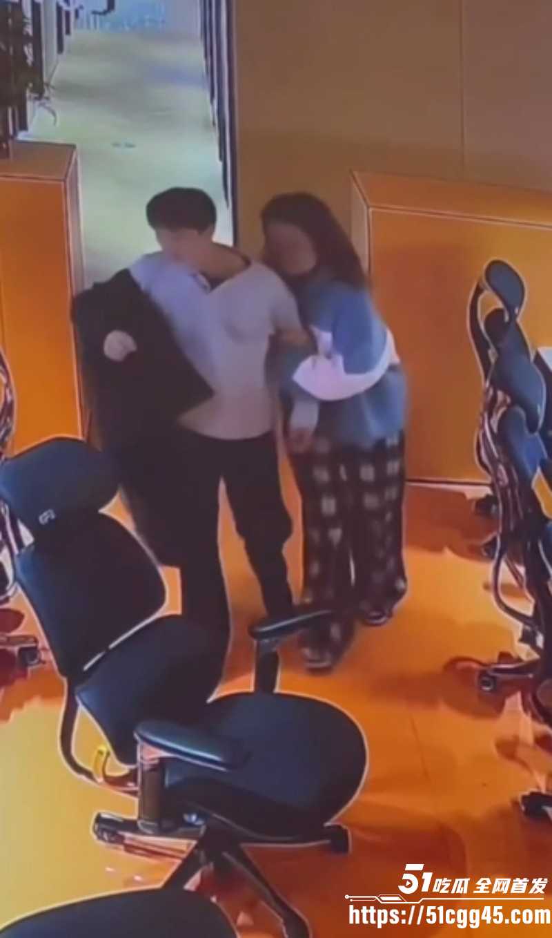 湖南岳阳某网吧一女子强行壁咚小伙05 湖南岳阳某网吧一女子强行壁咚小伙05