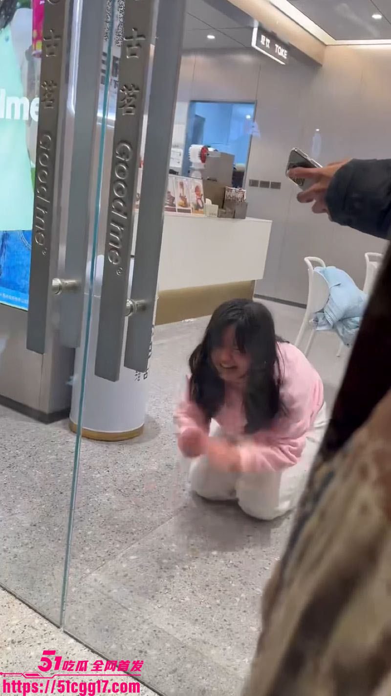 山东平邑莲花山古茗奶茶店女子裸奔 1 山东平邑莲花山古茗奶茶店女子裸奔 1