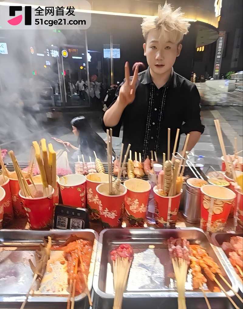 TFboys王源模仿者 王扁 摆摊卖烤串惨遭殴打2 TFboys王源模仿者 王扁 摆摊卖烤串惨遭殴打2
