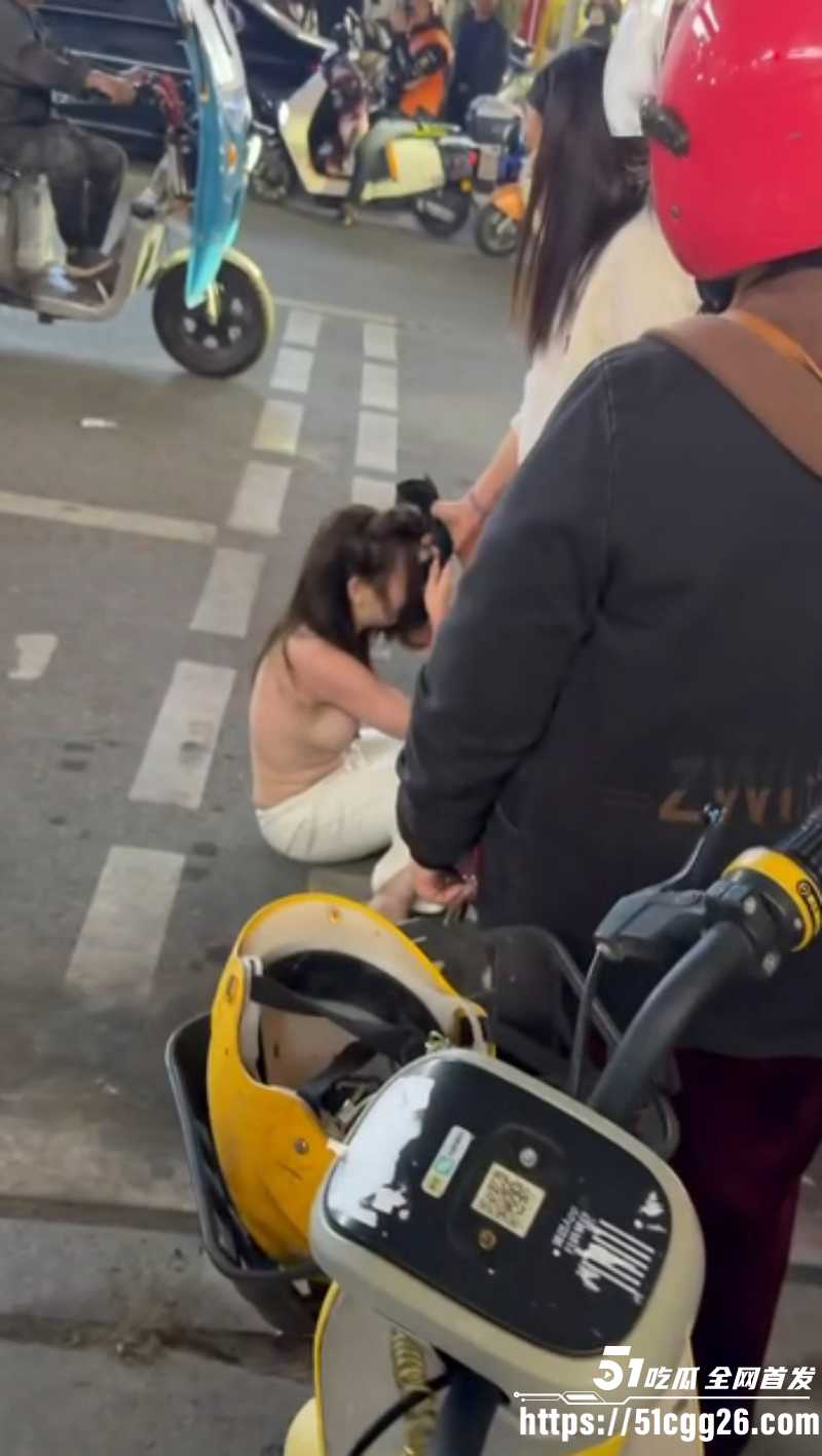 福建平潭抓奸小三被原配当街扒光衣服05 福建平潭抓奸小三被原配当街扒光衣服05