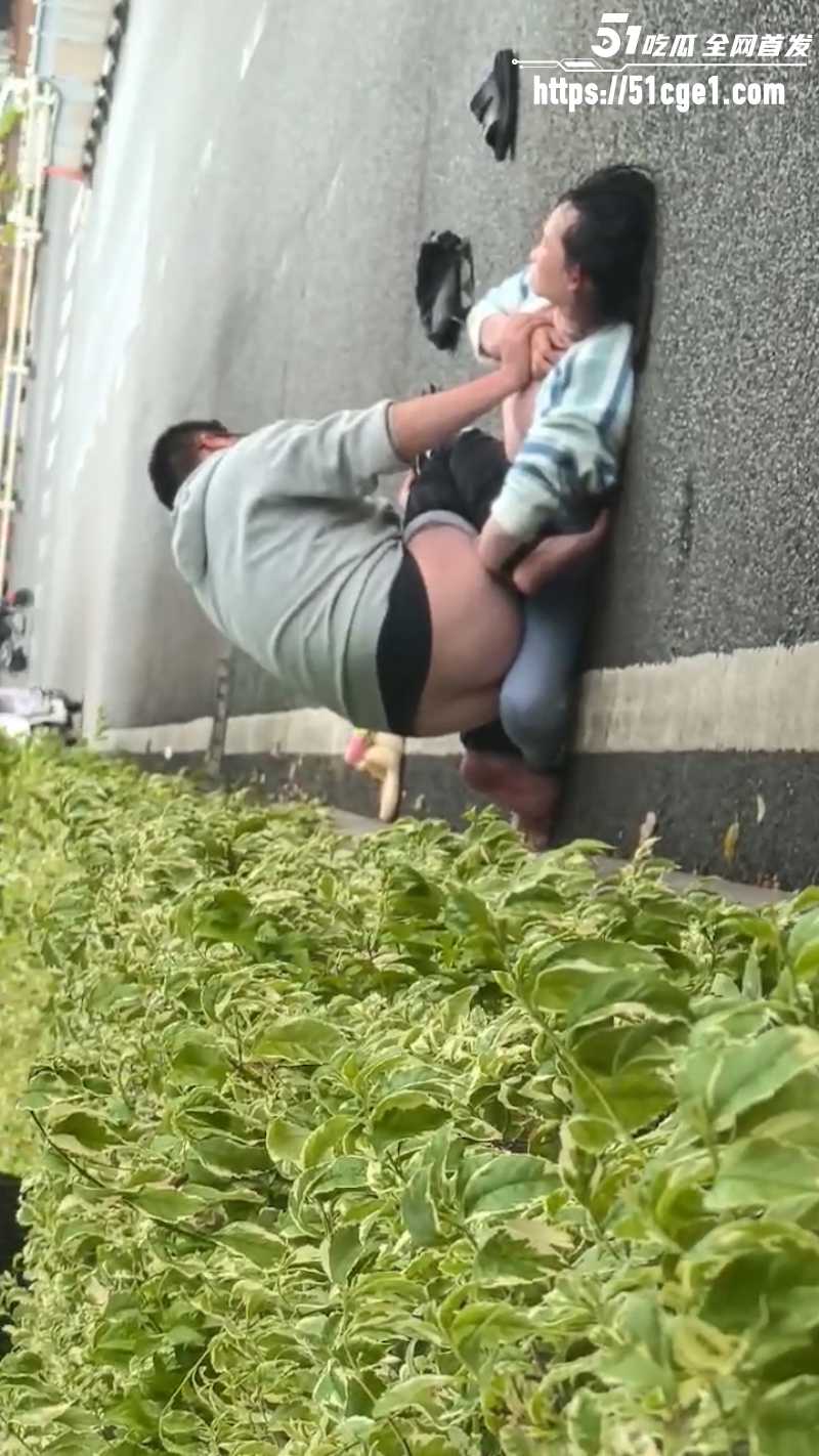 山西太原街头男女互撕 2 山西太原街头男女互撕 2