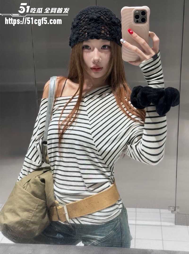 上海神颜校花 与男友在法拉利里玩车震 3 上海神颜校花 与男友在法拉利里玩车震 3