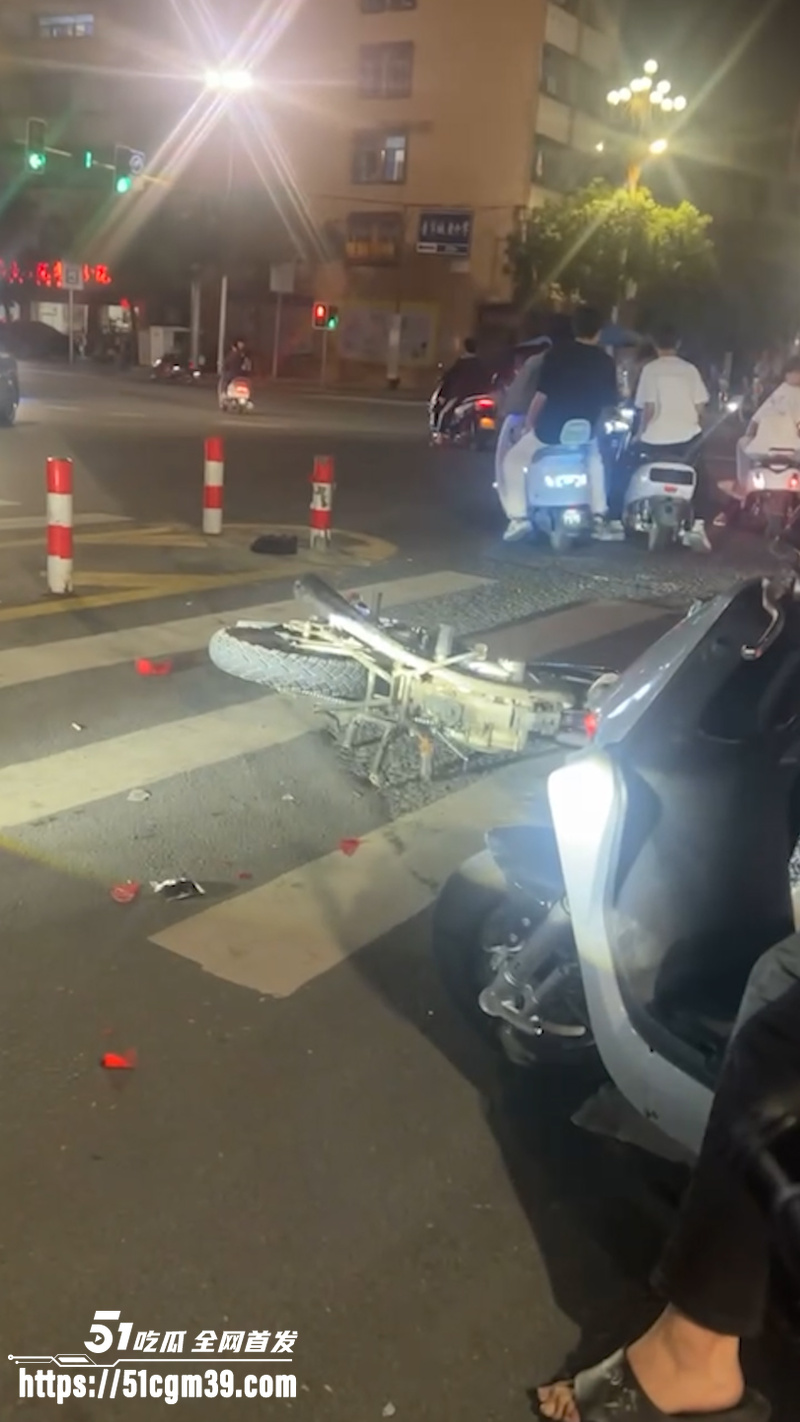 广东潮汕 精神小伙街头纠纷 持刀狂砸摩托车 11 广东潮汕 精神小伙街头纠纷 持刀狂砸摩托车 11