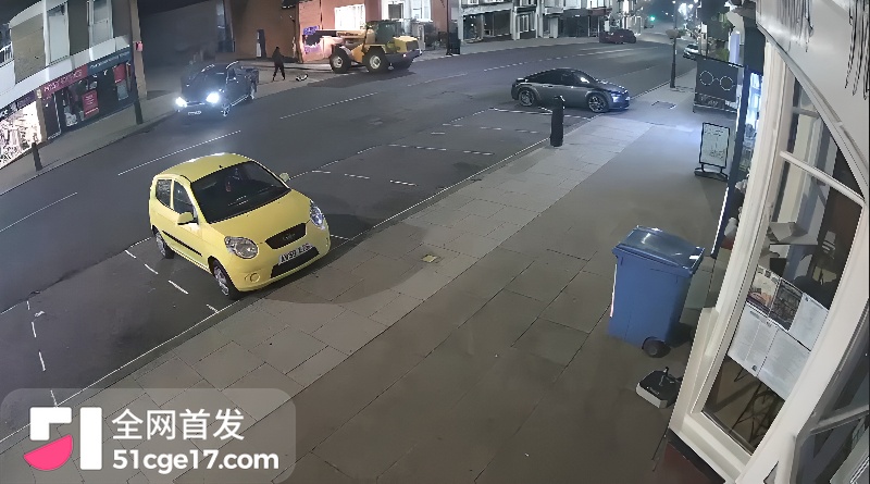 英国惊现暴力抢 ATM 4 英国惊现暴力抢 ATM 4