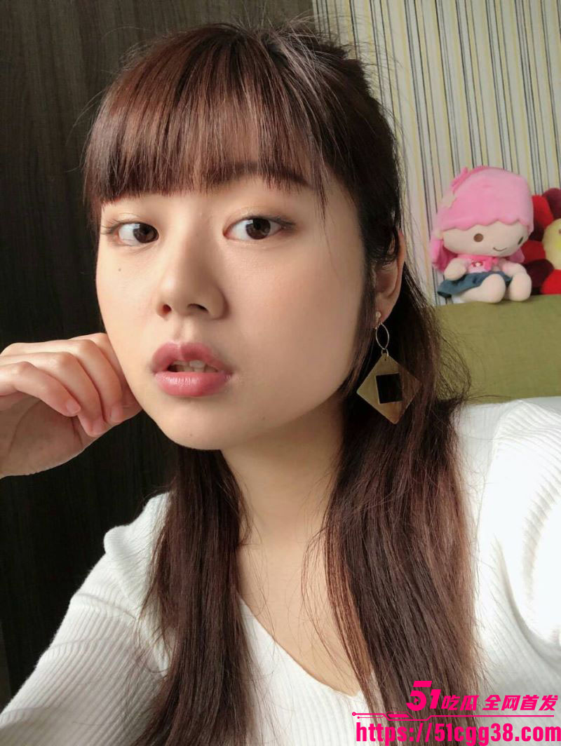 齐刘海巨乳大一新生被金主4P包养 1