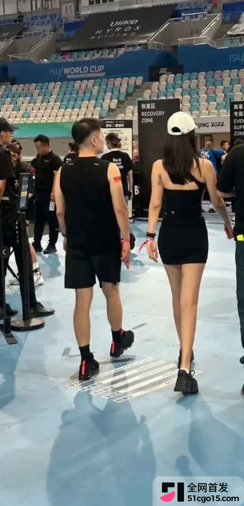 王石妻子田朴珺看台与陌生男戴同款手环 14 王石妻子田朴珺看台与陌生男戴同款手环 14
