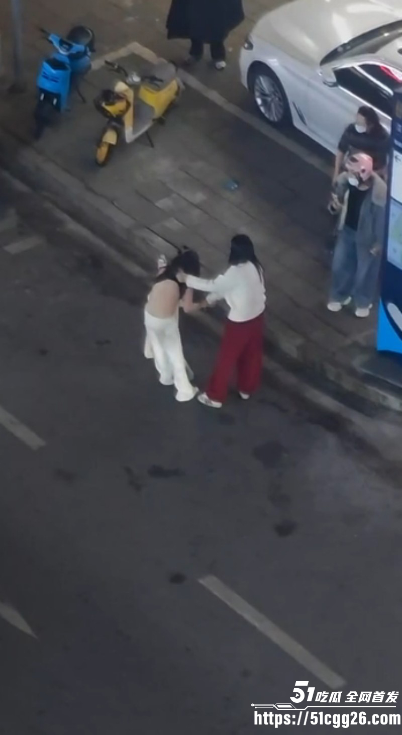 福建平潭抓奸小三被原配当街扒光衣服07 福建平潭抓奸小三被原配当街扒光衣服07