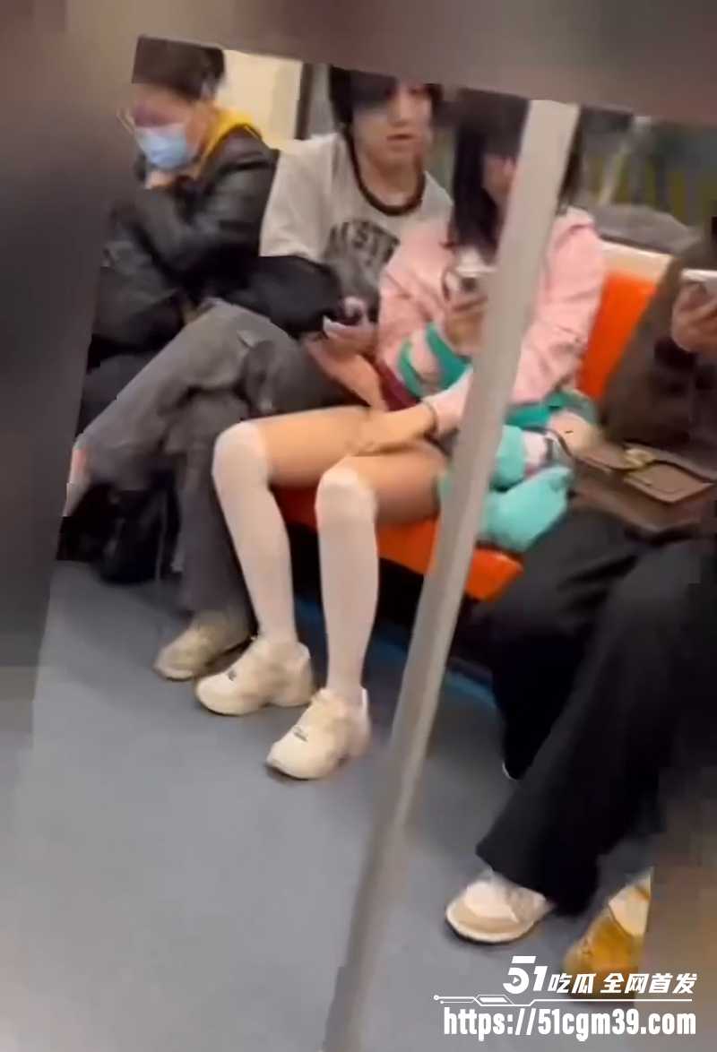 地铁精神小伙偷摸女孩下体被拍 2 拷贝 地铁精神小伙偷摸女孩下体被拍 2 拷贝
