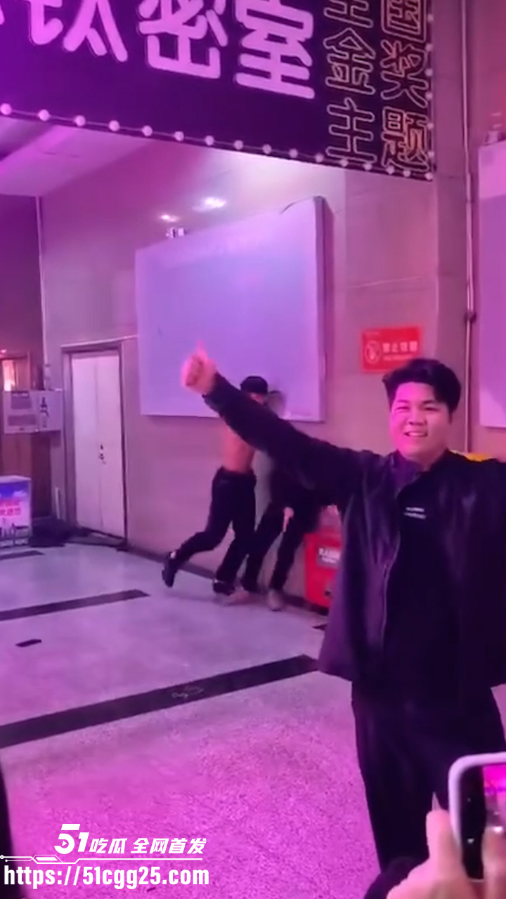 精神小伙1v3街头群殴2 精神小伙1v3街头群殴2