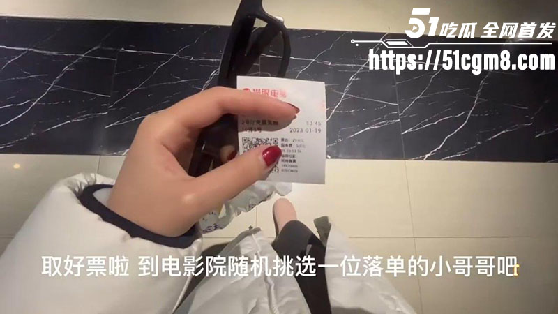 洛洛幻想屋电影院里勾引路人做爱1 洛洛幻想屋电影院里勾引路人做爱1