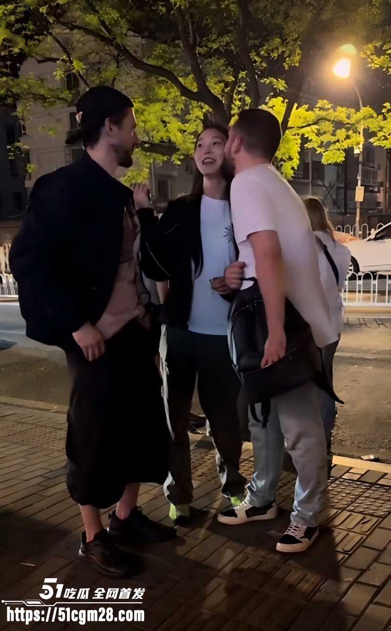 三里屯酒吧一拖二老外视频02 三里屯酒吧一拖二老外视频02