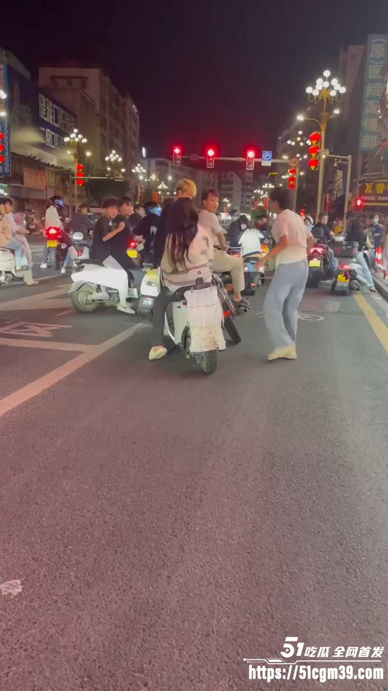 广东潮汕 精神小伙街头纠纷 持刀狂砸摩托车 1 广东潮汕 精神小伙街头纠纷 持刀狂砸摩托车 1