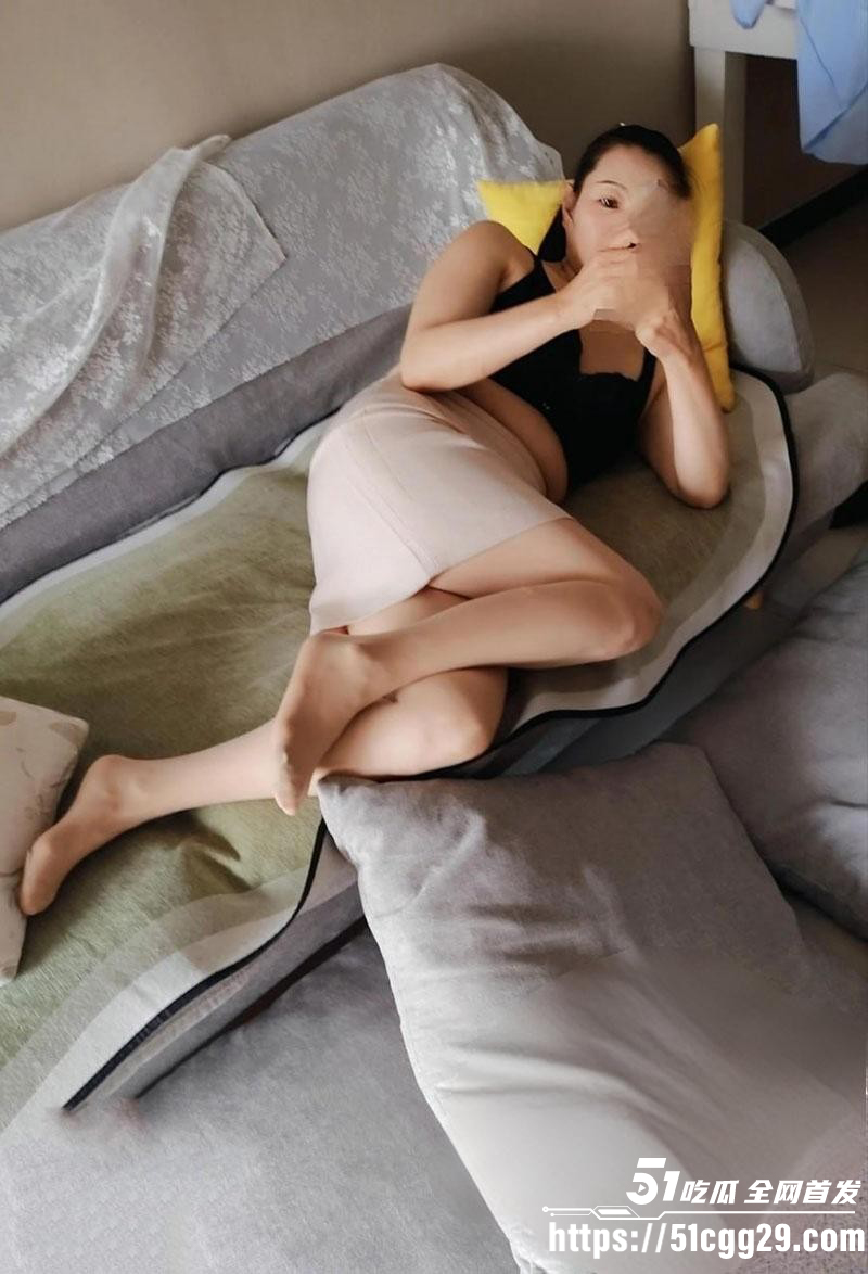 爱穿丝袜的骚妈午休时暴操骚妈04 爱穿丝袜的骚妈午休时暴操骚妈04