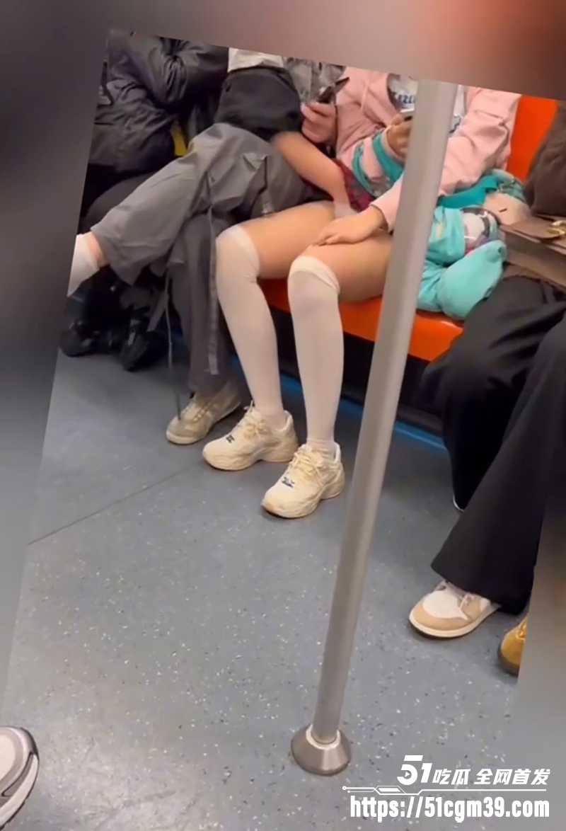 地铁精神小伙偷摸女孩下体被拍 5 拷贝 地铁精神小伙偷摸女孩下体被拍 5 拷贝