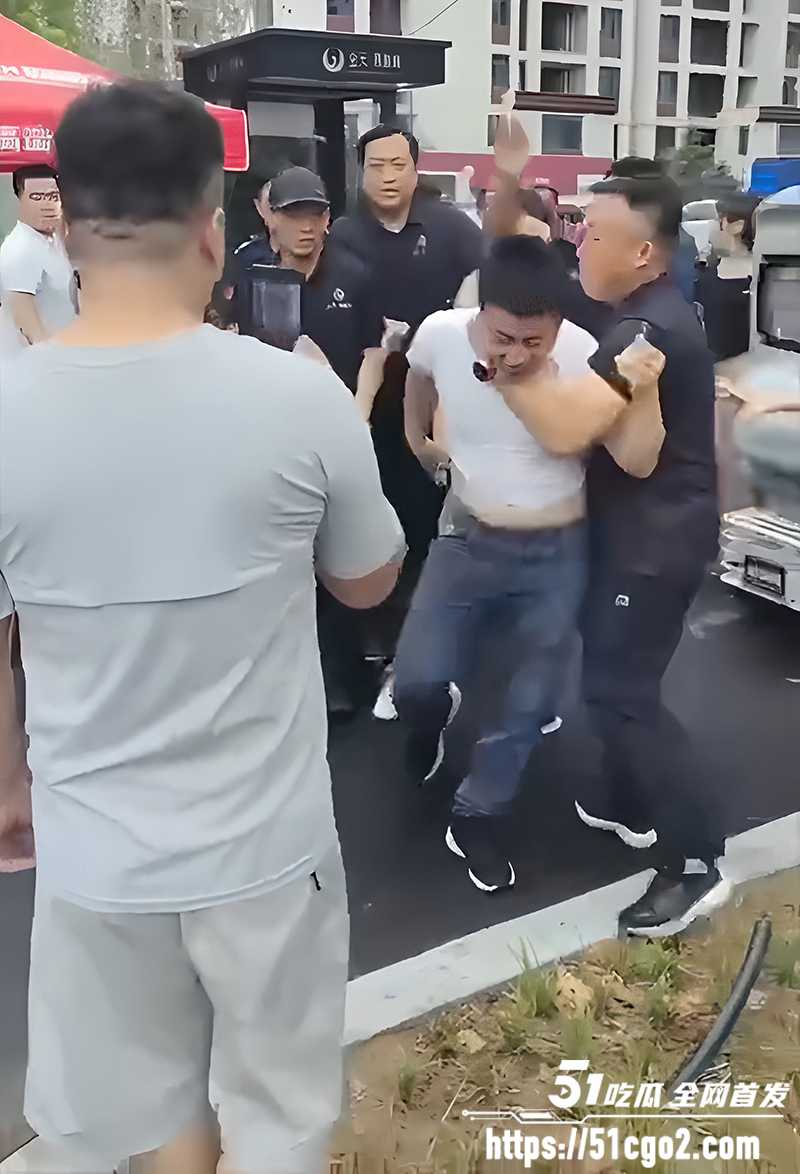 平乡金天凤凰城保安打业主视频曝光 2 拷贝 平乡金天凤凰城保安打业主视频曝光 2 拷贝