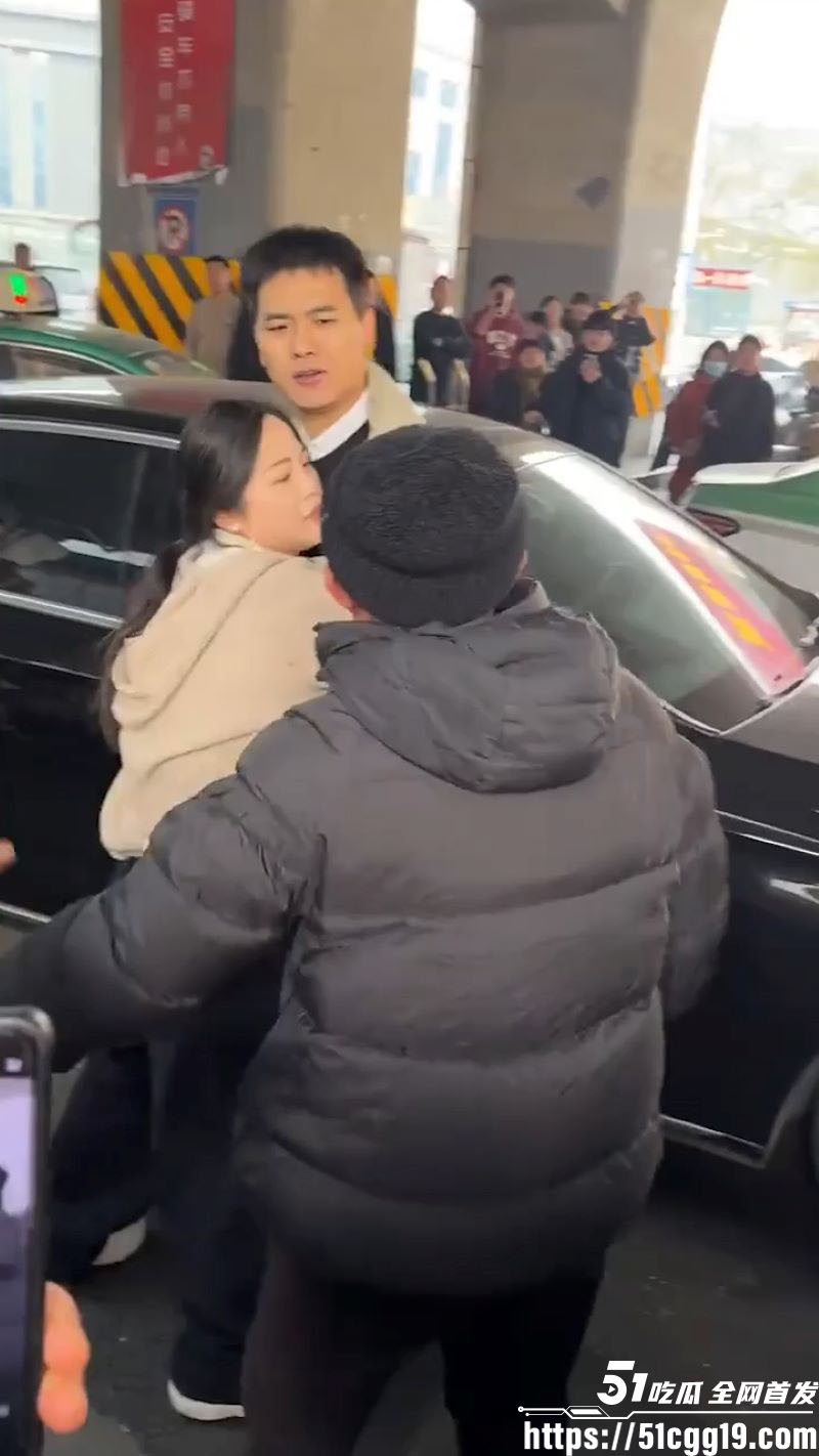 郑州奔驰E300L渣男出轨被原配当街抓奸 2 郑州奔驰E300L渣男出轨被原配当街抓奸 2