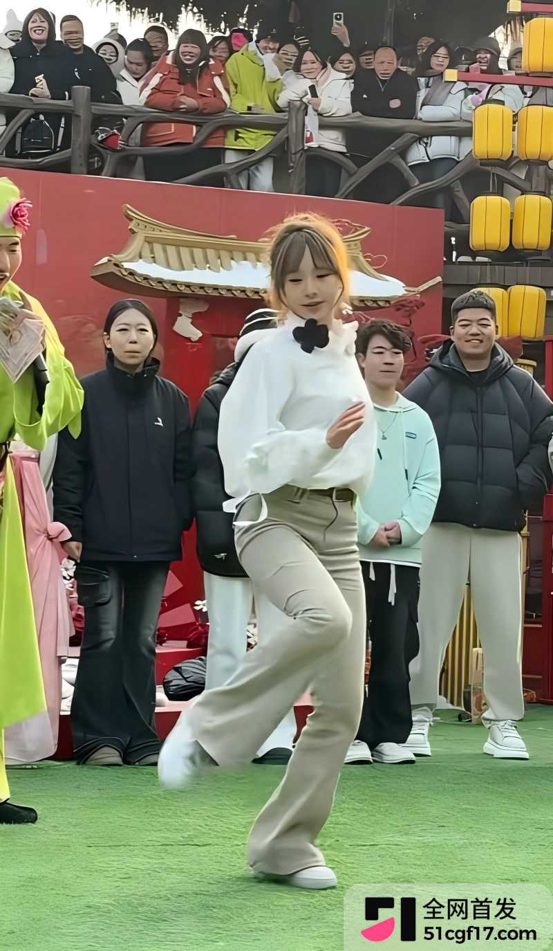 开封万岁山武侠城 黑白条纹女孩下腰视频3