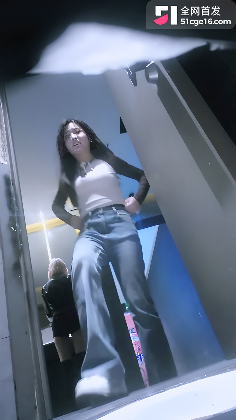 夜总会女厕里的全景偷拍1 夜总会女厕里的全景偷拍1