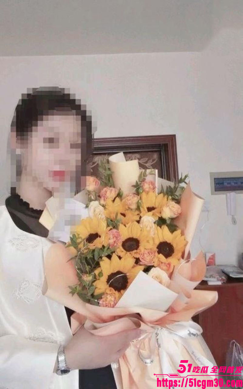 乱伦大神我的妈妈是脚模新作 1 乱伦大神我的妈妈是脚模新作 1