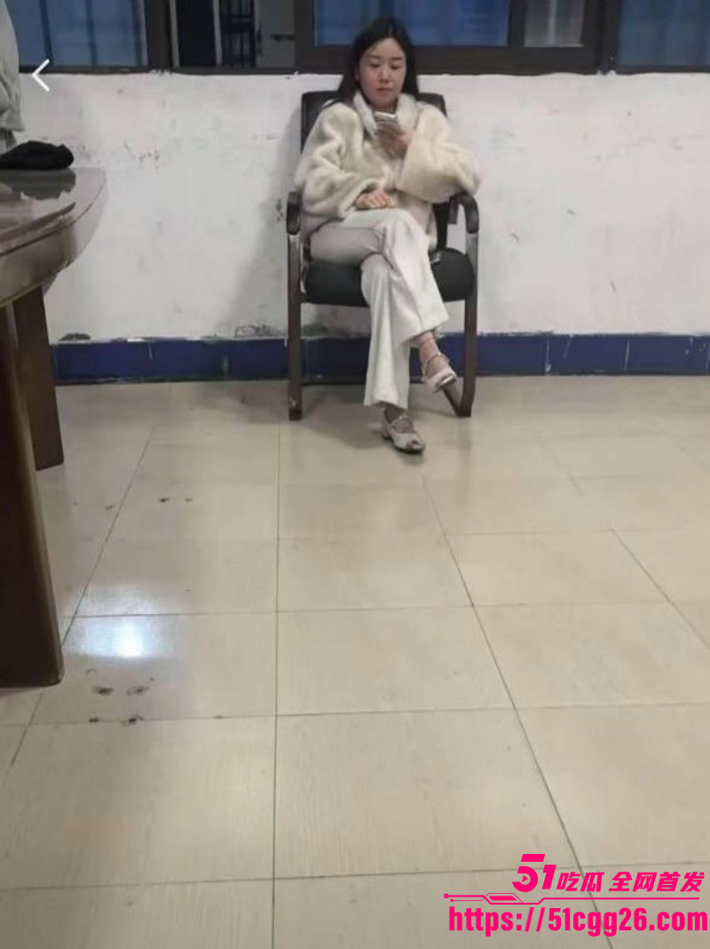 福建平潭抓奸小三被原配当街扒光衣服01 福建平潭抓奸小三被原配当街扒光衣服01