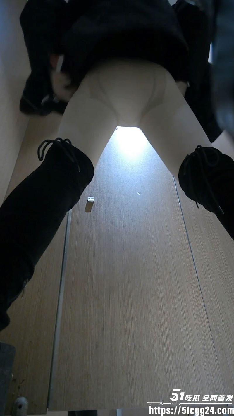 独家偷拍KTV女厕全景 4 独家偷拍KTV女厕全景 4