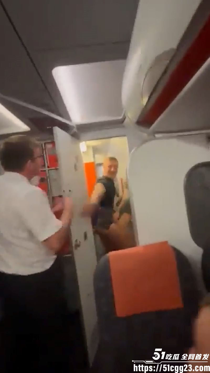 英国易捷航空情侣高空做爱事件 6 英国易捷航空情侣高空做爱事件 6