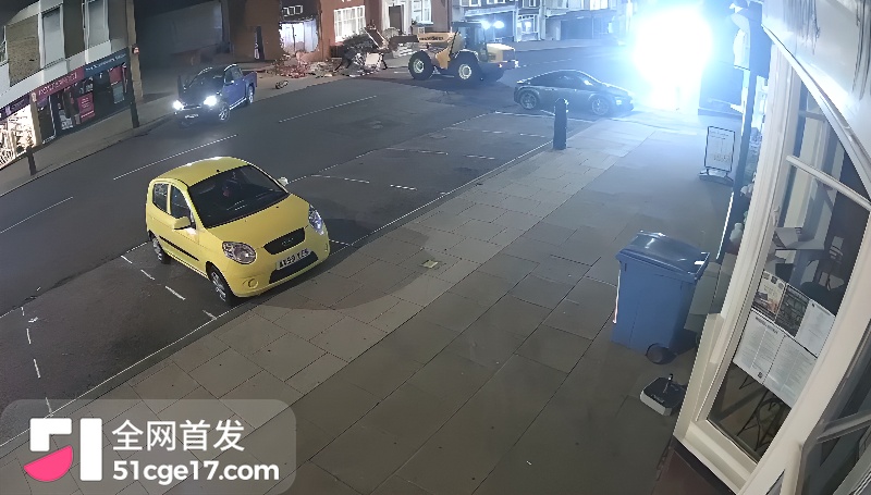 英国惊现暴力抢 ATM 6 英国惊现暴力抢 ATM 6