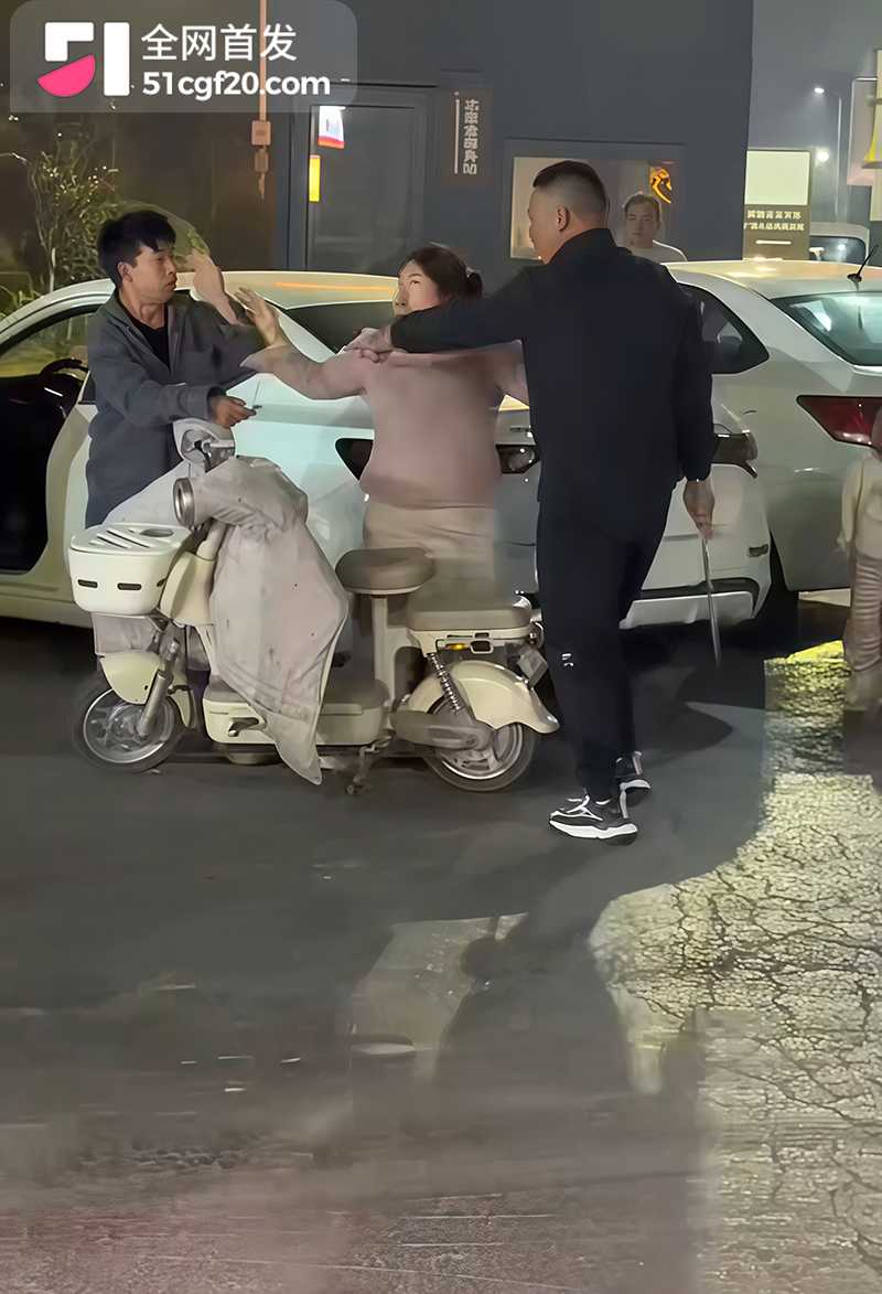 广府街头捉奸暴打小三火烧电动车 2 拷贝 广府街头捉奸暴打小三火烧电动车 2 拷贝