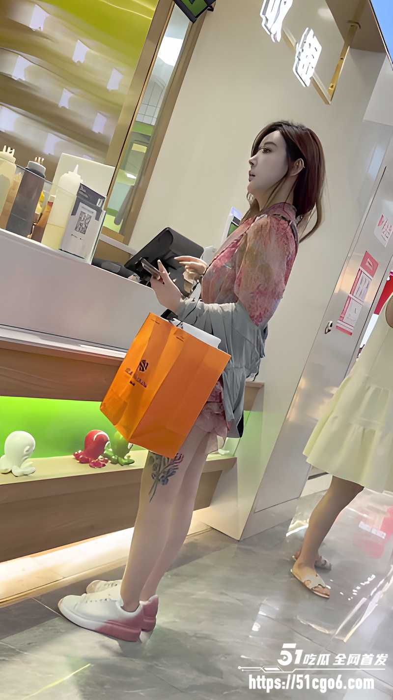 红色碎花短裙 极品御姐 3 红色碎花短裙 极品御姐 3