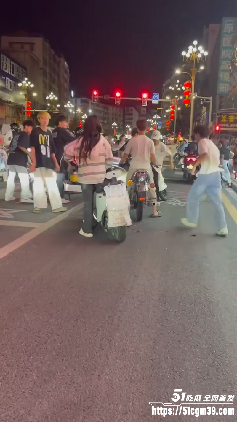 广东潮汕 精神小伙街头纠纷 持刀狂砸摩托车 8 广东潮汕 精神小伙街头纠纷 持刀狂砸摩托车 8