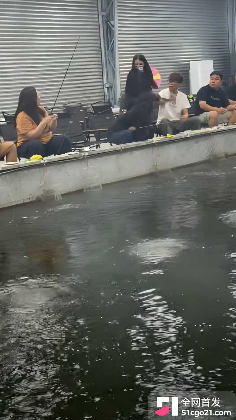 广东佛山三水钓虾场 手撕小三现场5