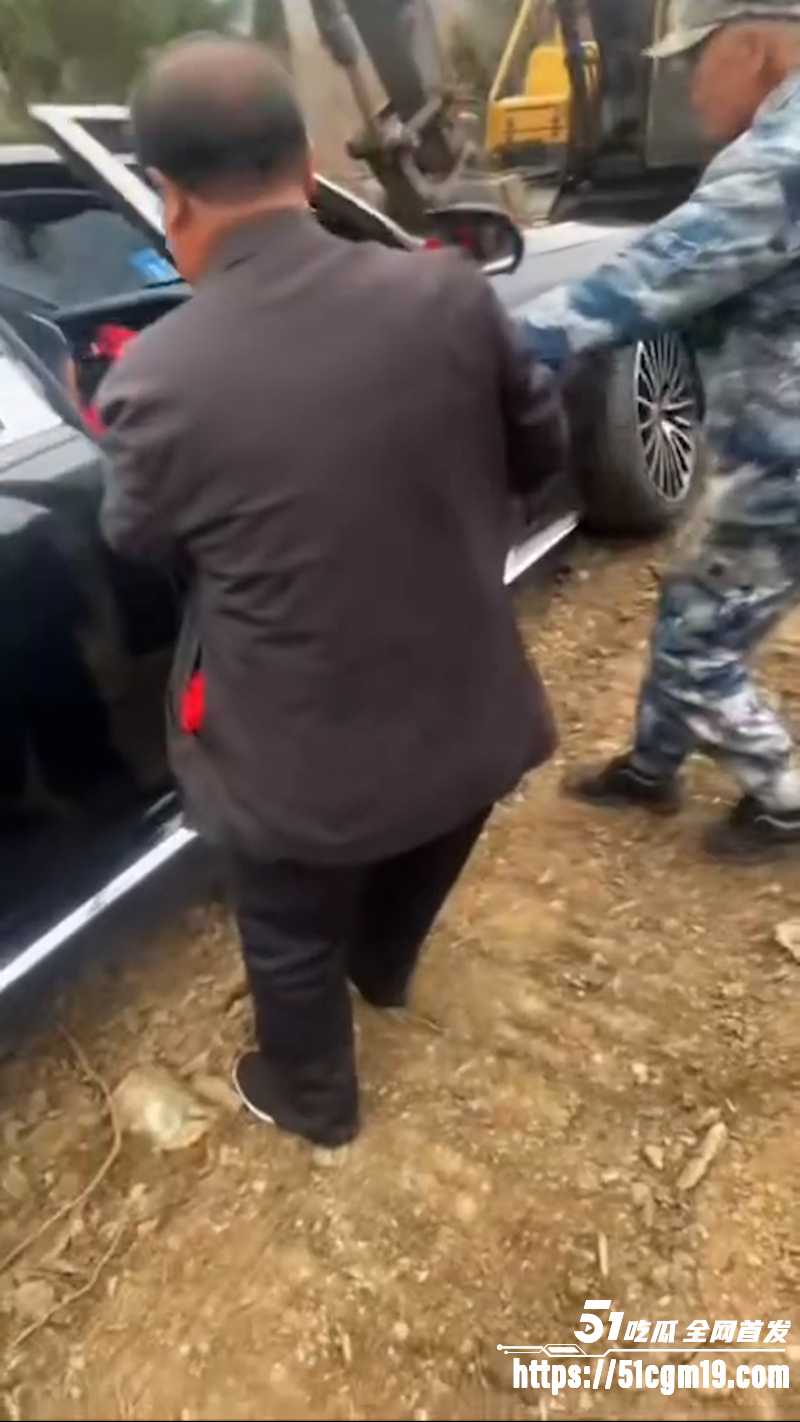 东北大哥 离世百万奔驰随葬入土6