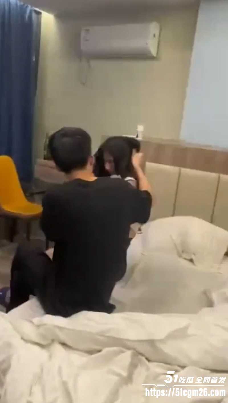 男子出轨被抓奸在床 3 男子出轨被抓奸在床 3