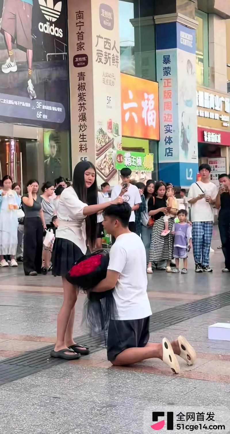 广西南宁朝阳广场目森眼镜求婚视频04 广西南宁朝阳广场目森眼镜求婚视频04