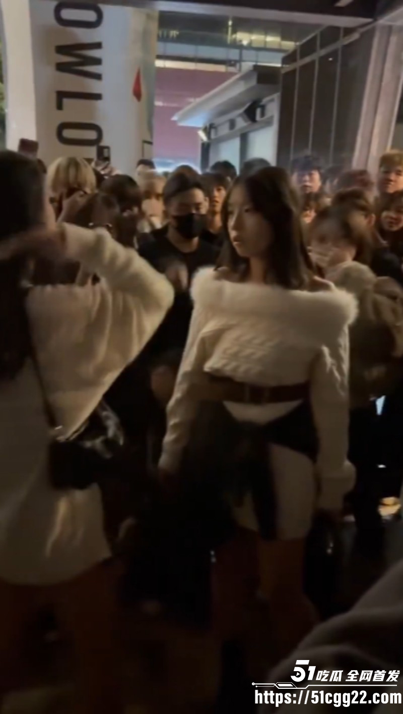 香港地铁口精神小妹霸凌事件04 香港地铁口精神小妹霸凌事件04
