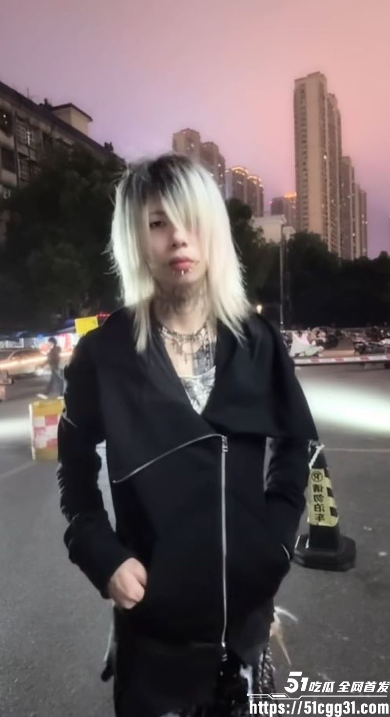 抖音网红走心大王房间惨遭下小雨群殴 3 抖音网红走心大王房间惨遭下小雨群殴 3