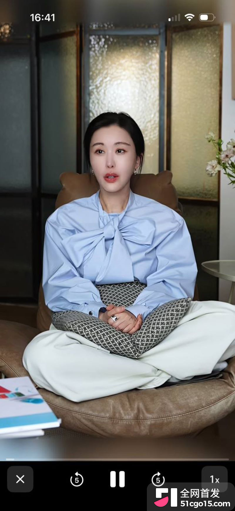 王石妻子田朴珺看台与陌生男戴同款手环 6 王石妻子田朴珺看台与陌生男戴同款手环 6