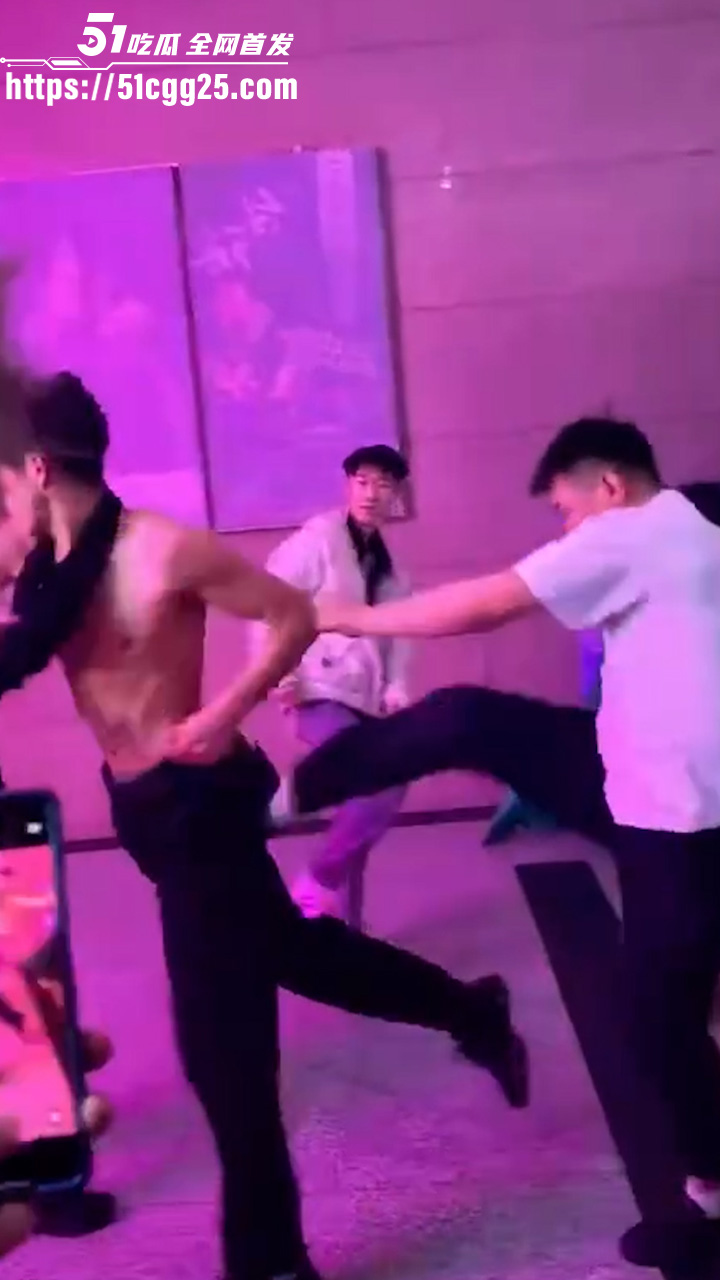 精神小伙1v3街头群殴4 精神小伙1v3街头群殴4