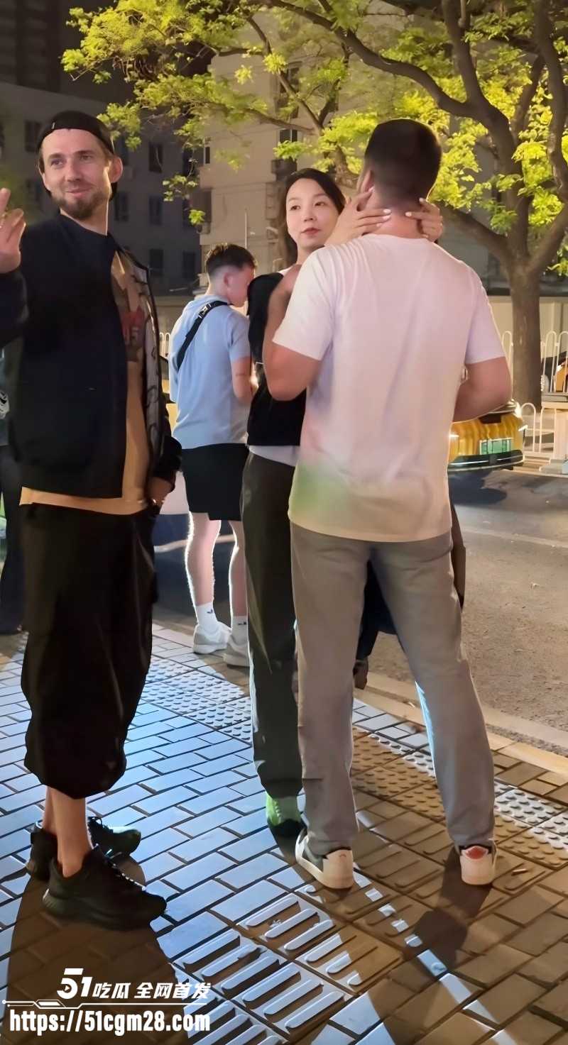 三里屯酒吧一拖二老外视频06 三里屯酒吧一拖二老外视频06