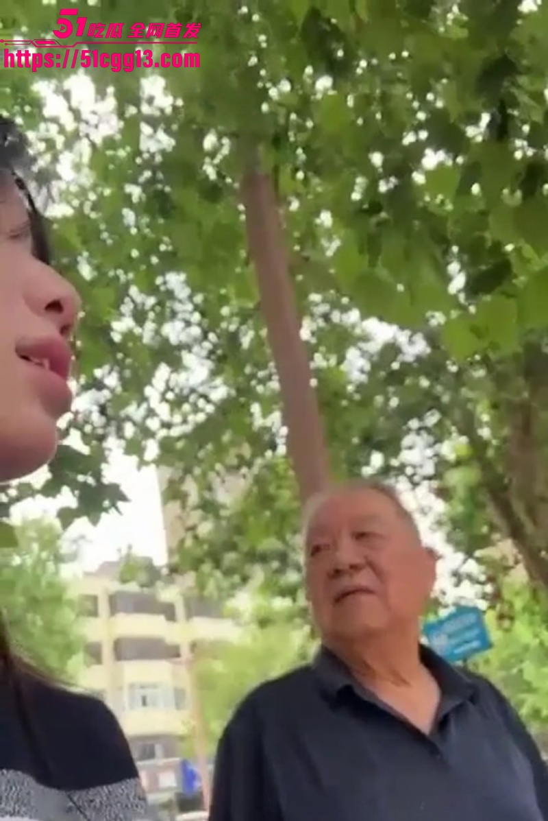 小美公园露出色诱大爷05 小美公园露出色诱大爷05