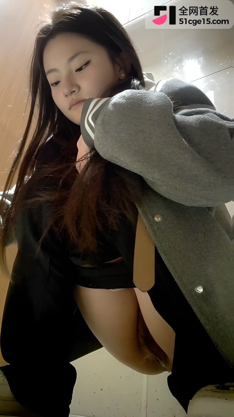 酒吧女厕前景偷拍美女露出 6 酒吧女厕前景偷拍美女露出 6