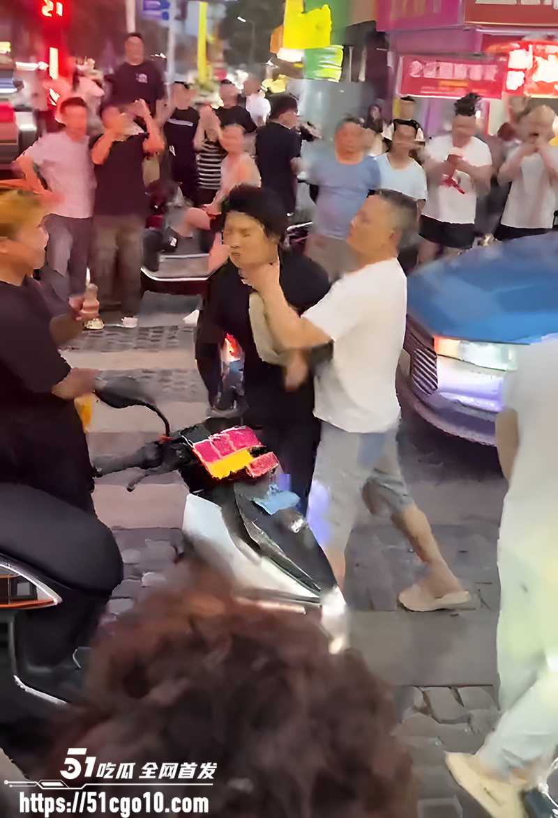 两男子当街吵架吐口水 2 拷贝 两男子当街吵架吐口水 2 拷贝