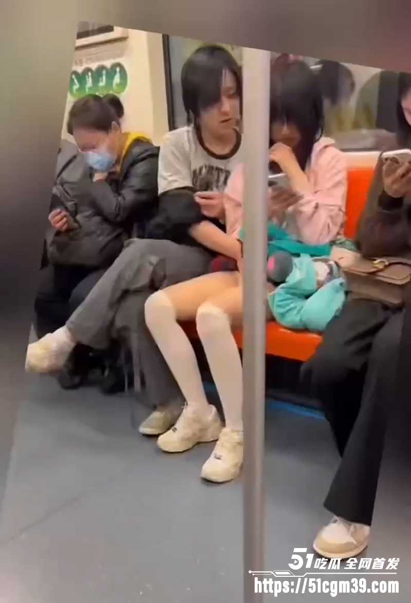 地铁精神小伙偷摸女孩下体被拍 1 拷贝 地铁精神小伙偷摸女孩下体被拍 1 拷贝