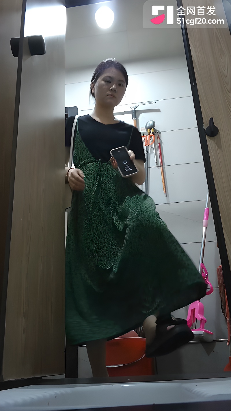 精品女厕系列捕捉少妇如厕瞬间 3 精品女厕系列捕捉少妇如厕瞬间 3