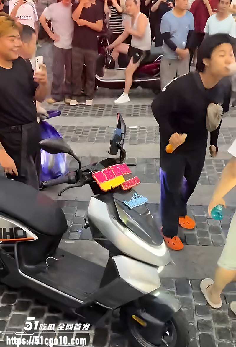 两男子当街吵架吐口水 6 拷贝 两男子当街吵架吐口水 6 拷贝