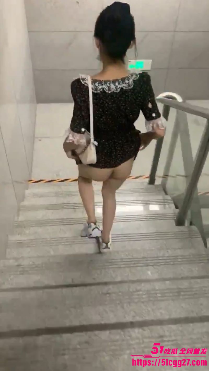 推特90后夫妻看见季节合集流出 8 推特90后夫妻看见季节合集流出 8