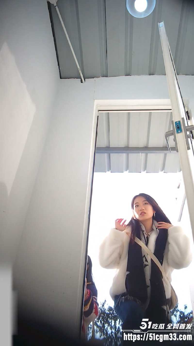 偷拍御姐少妇撅屁股放尿 2 偷拍御姐少妇撅屁股放尿 2
